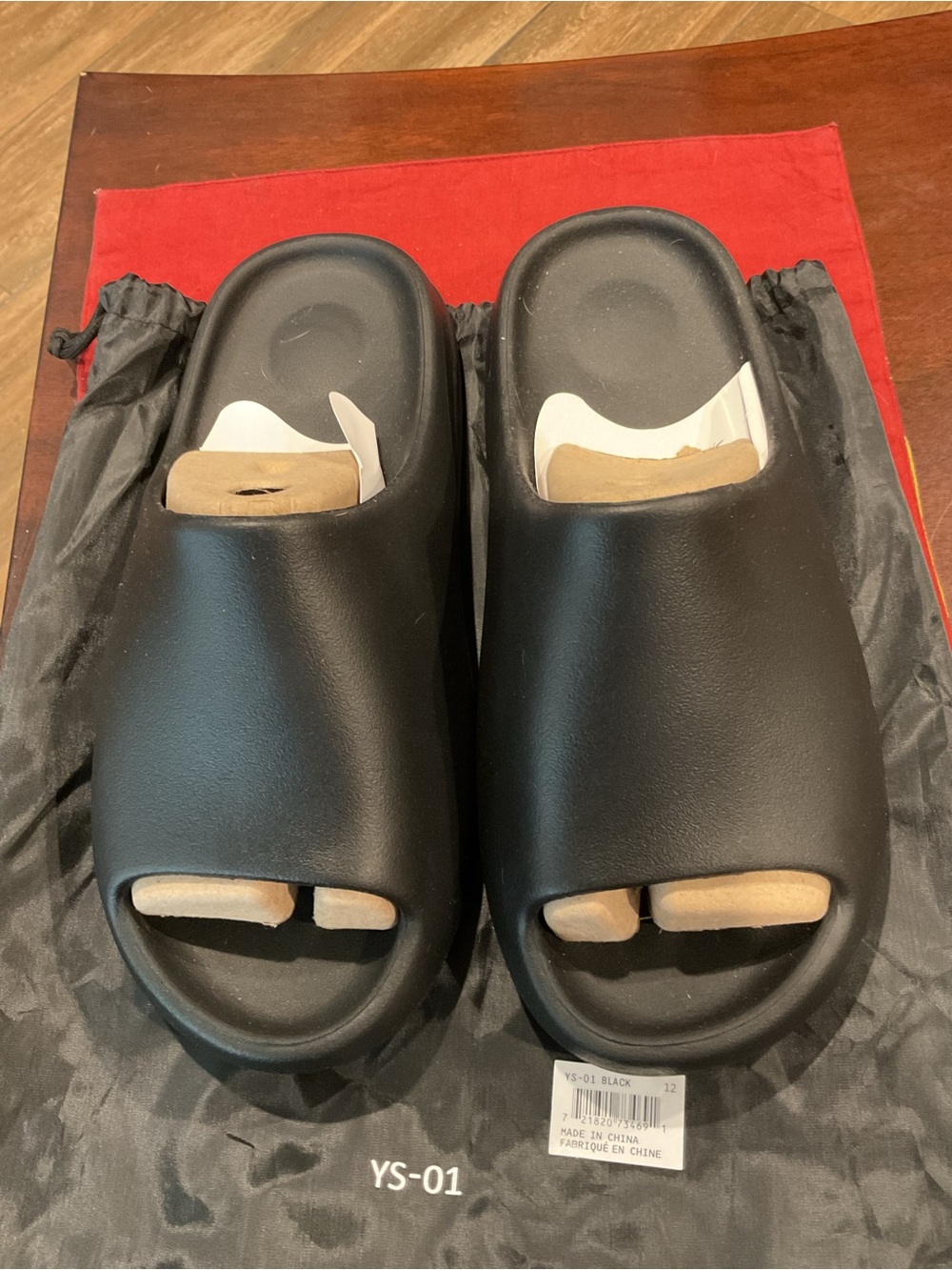 Yeezy Black Slide Sandals - Minimal Open-Toe Design